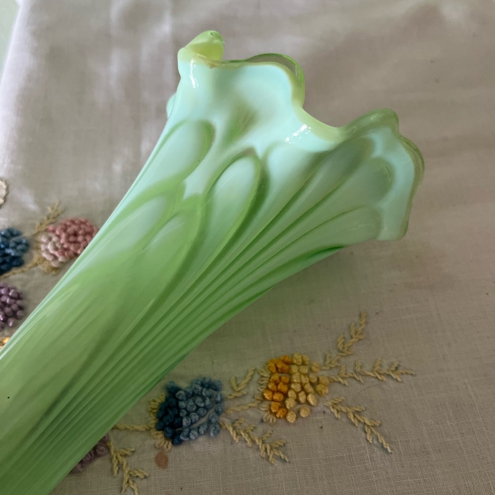 Antique Jefferson Green Opalescent Vase “Tokyo” Pattern, Seafoam Glass, 3-Footed - Picture 4 of 17